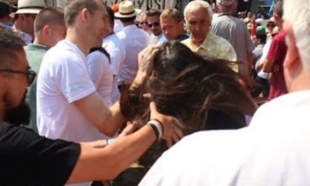 Szijjártó: Nem fogjuk többet alkalmazni a Tusványoson tüntető nőt földre vivő fotóst