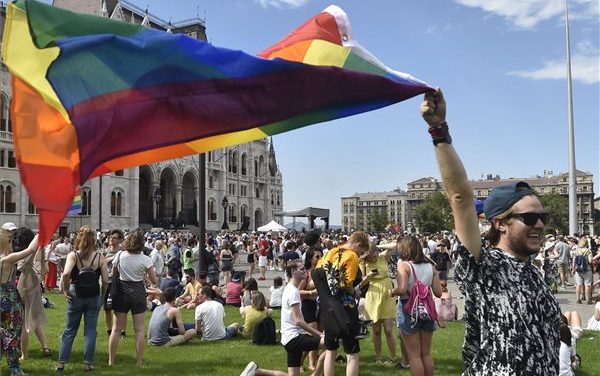 A kettős állampolgárokat is érinti a magyar alaptörvény most elfogadott módosítása