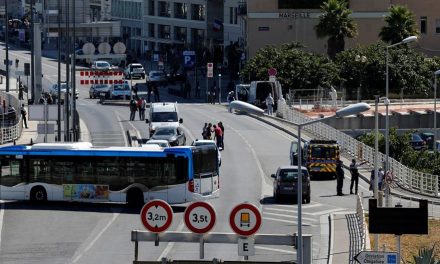 Egy gépkocsi belerohant két buszmegállóba Marseille-ben, meghalt egy ember
