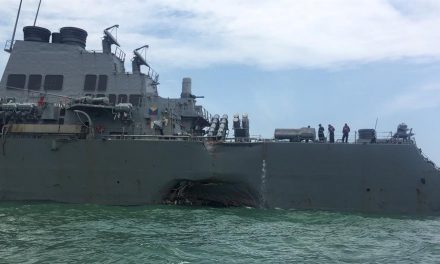 Kereskedelmi hajóval ütközött össze egy amerikai hadihajó – legkevesebb tíz tengerész eltűnt