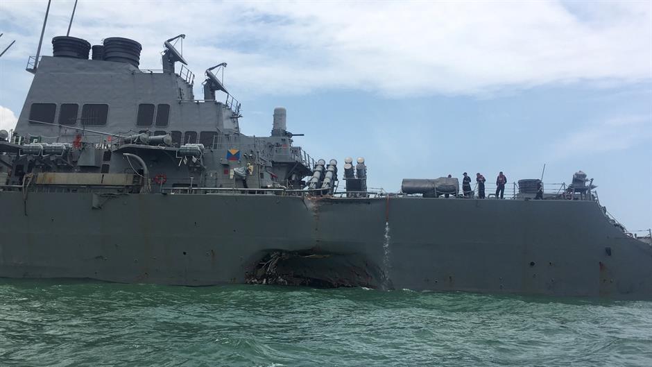 Kereskedelmi hajóval ütközött össze egy amerikai hadihajó – legkevesebb tíz tengerész eltűnt
