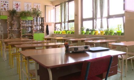Ma rövidített órákat tartanak a szerbiai iskolákban
