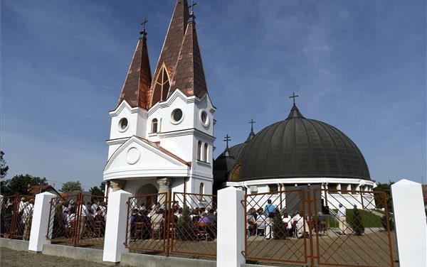 Felszentelték az összefogással épült templomot Zentán