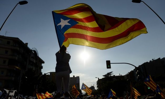 Tengerjáró hajókon szállásolják el a Katalóniába vezényelt rendőröket