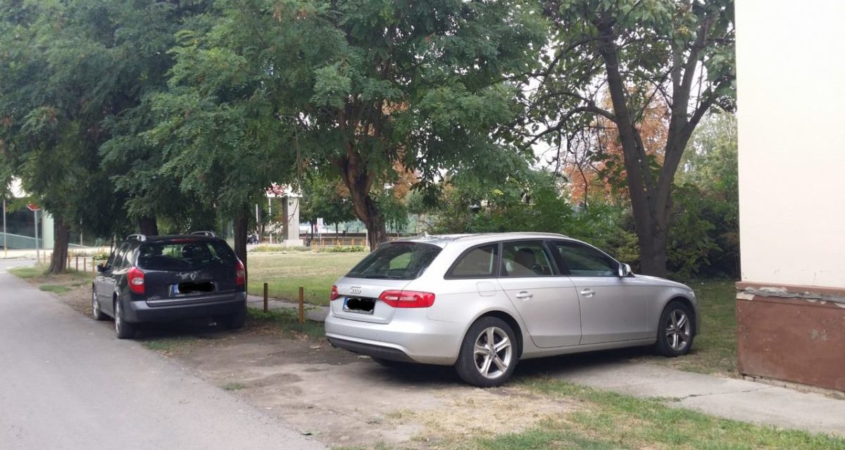 Zentai parkolás IV.: Keresztbe a járdán, pár méterre a parkolóháztól