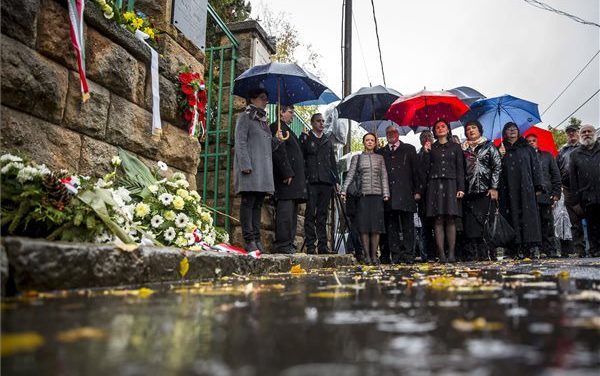 A baloldali ellenzék közösen koszorúzott a budapesti Nagy Imre-emlékháznál