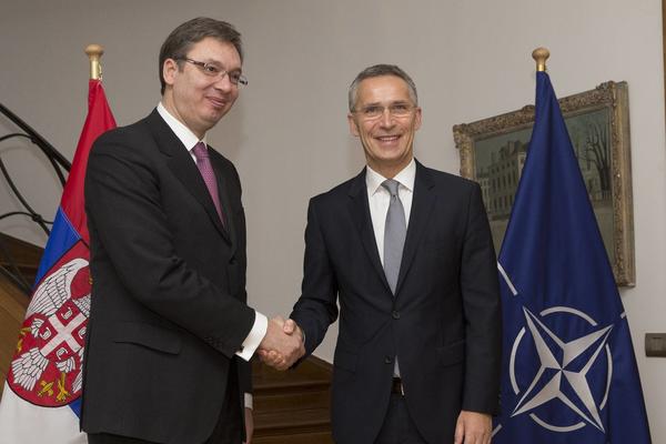 A szerb elnök a NATO koszovói jelenlétének fenntartását kérte Brüsszelben