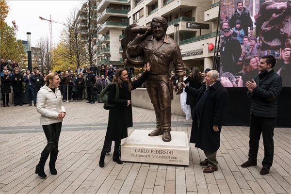 Bud Spencer szobrot kapott Budapesten