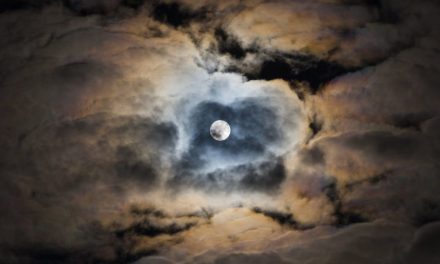 A Hold a felhők mögé rejtőzött…