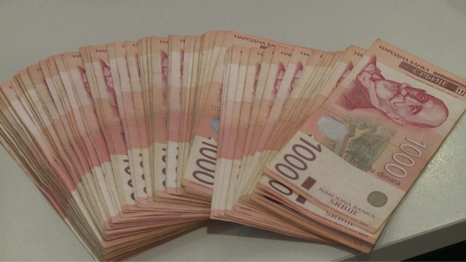 Csaknem 1 millió dinár kenőpénzt fogadott el a korrupt hivatalnok