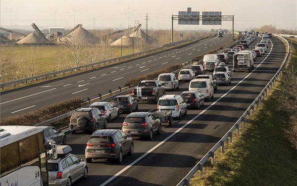 Ismét hatalmas dugók vannak a határátkelőkön