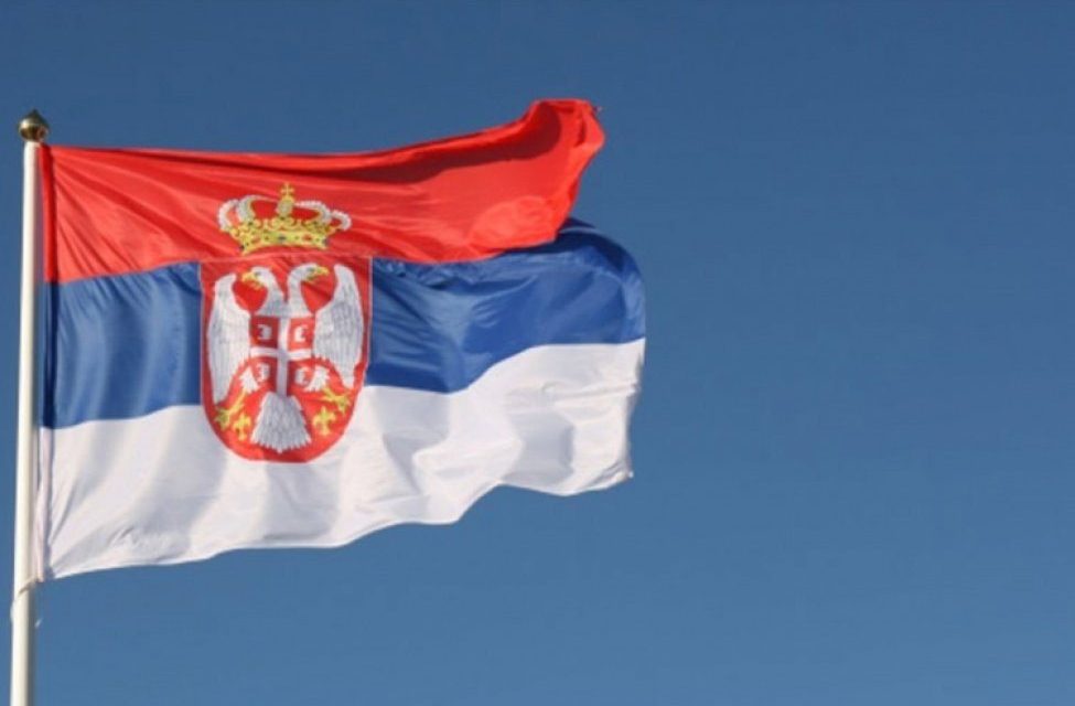 Szerb zászlót ragasztottak Koszovó zágrábi nagykövetségének a táblájára
