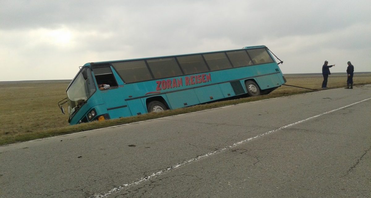 Autóbusz csúszott le az útról Szajánnál