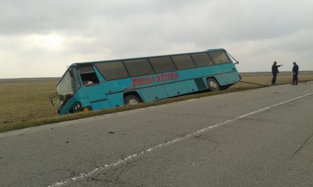 Autóbusz csúszott le az útról Szajánnál