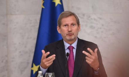 Európai Bizottság: Aggasztó, hogy Szerbiában nem javult a véleménynyilvánítás szabadsága