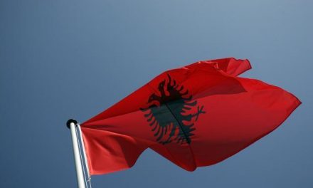 Tisztségviselőket tartóztattak le Albániában korrupció miatt