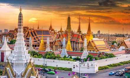 Illetlen viselkedésért bírságoltak meg szerb turistákat Thaiföldön