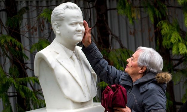 Slobodan Milošević kapjon emlékművet, utcát és teret is Belgrádban!