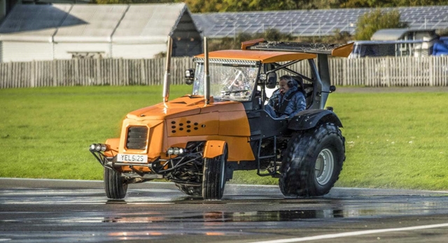 Száznegyvennel repesztett a traktor – VIDEÓVAL