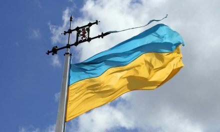 Ukrajnában hatályon kívül helyezték a kisebbségi anyanyelvhasználat jogát