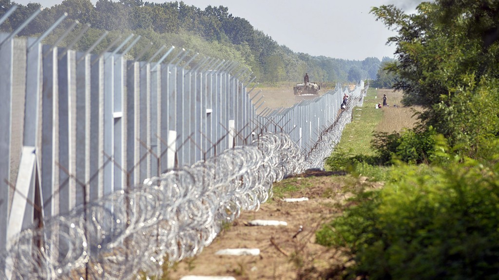 A kerítésen keresztül, kövekkel dobálták a migránsok a határrendészeket