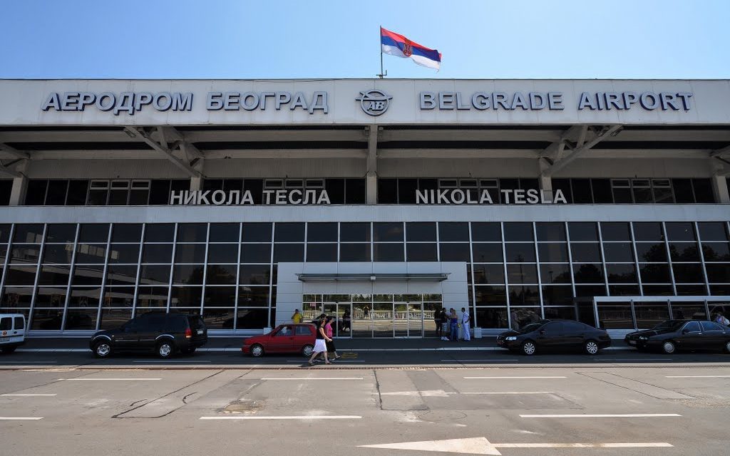 Bombariadó és káosz a belgrádi repülőtéren