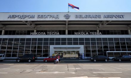 Bombariadó és káosz a belgrádi repülőtéren