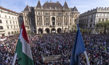 Tömegek tüntetnek Budapesten+GALÉRIA