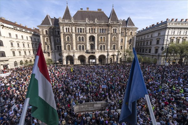 Tömegek tüntetnek Budapesten+GALÉRIA