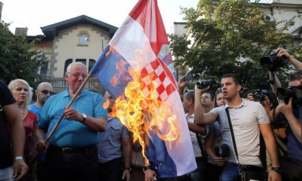 Egy rijekai ügyvéd feljelentette Šešeljt a zászlórongálás miatt