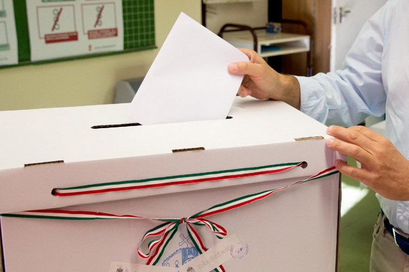 A posta helyett VMSZ-es aktivisták viszik házhoz a szavazólapokat?