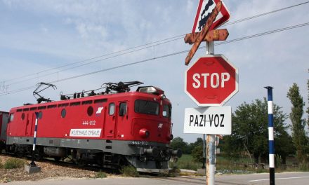 Antalfalva: Mozdonnyal ütközött egy személyautó