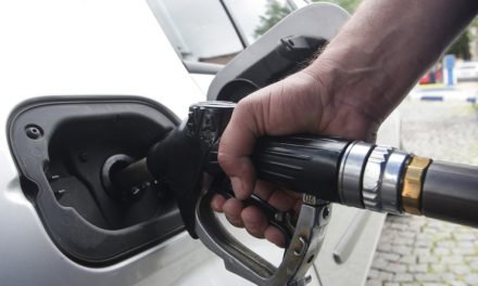 A jövedéki adó mértékével csökkenthetné a kormány az üzemanyagok árát