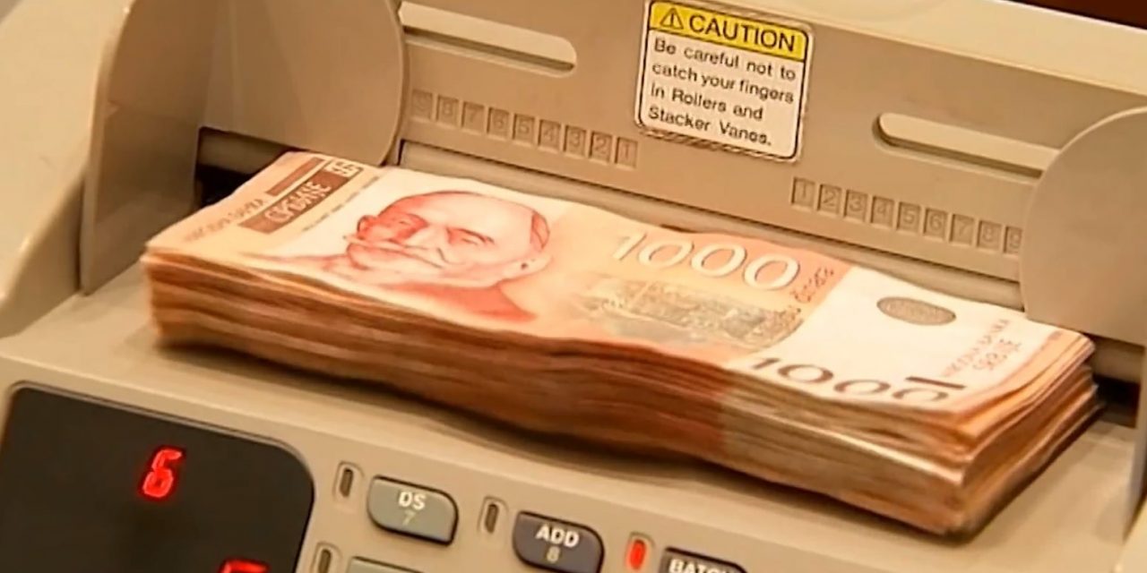 Megháromszorozódott a bankokban a polgárok dinárban félretett pénze