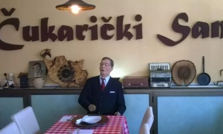 Életnagyságú Vučić-bábú ül egy belgrádi vendéglőben