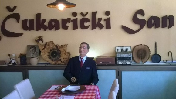 Életnagyságú Vučić-bábú ül egy belgrádi vendéglőben