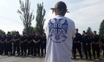 Šešelj provokál, seregnyi rendőr próbálja feltartóztatni (Frissítés)