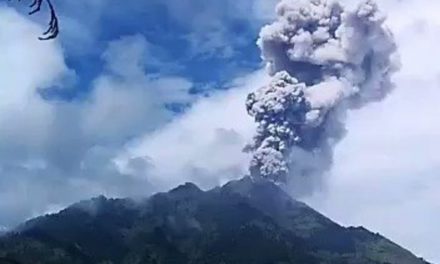 Kitört Indonézia legszeszélyesebb vulkánja