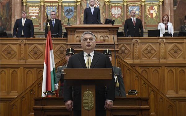 Orbán Viktor letette miniszterelnöki esküjét