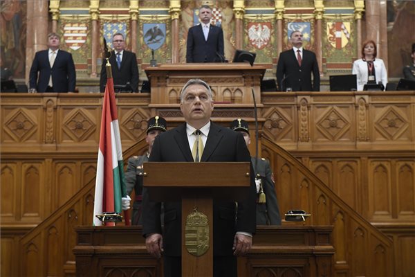 Orbán Viktor letette miniszterelnöki esküjét