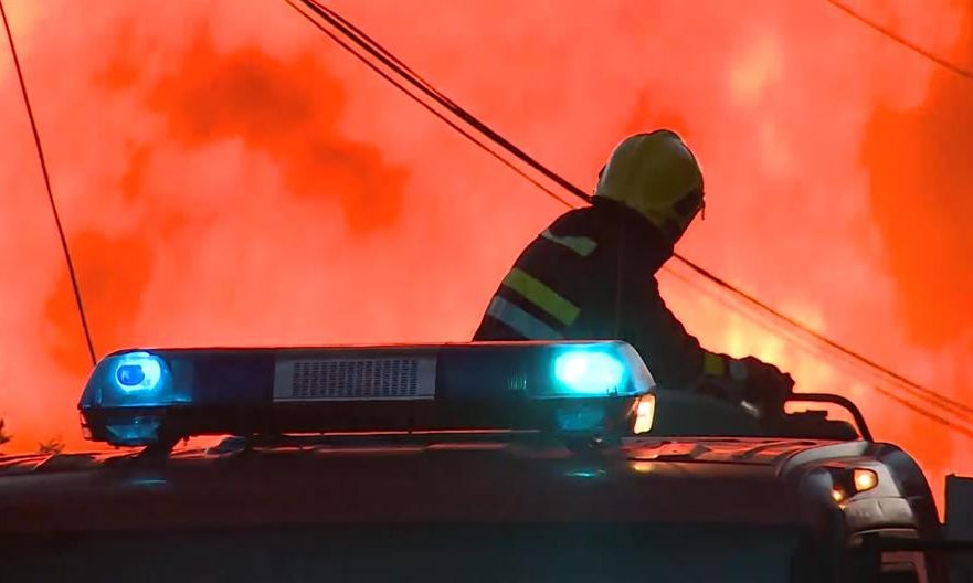 Lángokban egy teherautó az autópályán, kilométeres sor alakult ki – VIDEÓ