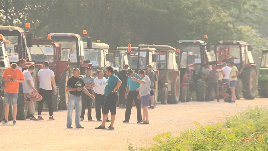 A termelők felfüggesztették a tiltakozást és kérelemmel fordultak a kormányhoz