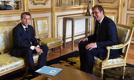 Macron: Párizs segíti Szerbiát az EU-ba vezető úton