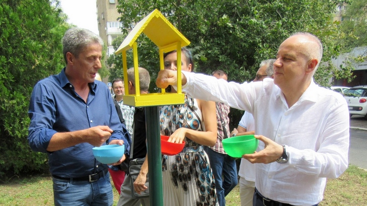 Belgrád: A polgármester madárházikókat adott át
