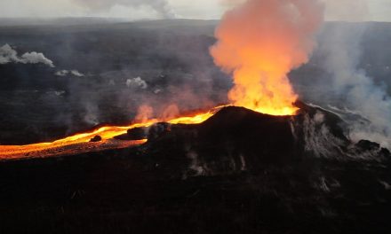 Egy turistahajóra zuhant a tűzhányóból kitörő láva Hawaii szigetén, sokan megsérültek