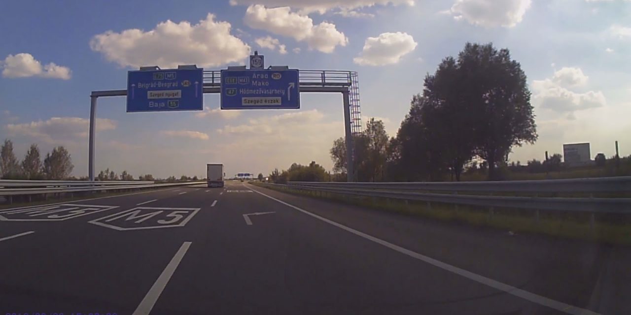 Két autó balesetezett az M5-ösön, Szeged irányába teljes az útzár