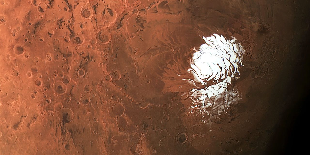 Folyékony vizet találtak a Marson