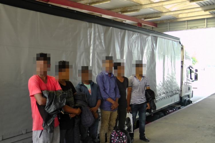 Teherautóban megbújt migránsokat fogtak Tompánál