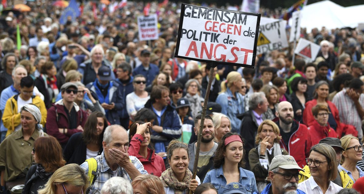 Tízezrek tüntettek Münchenben a félelem politikája ellen