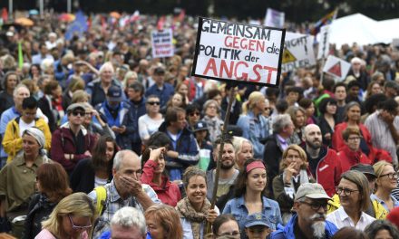 Tízezrek tüntettek Münchenben a félelem politikája ellen
